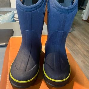 Kids BOGS size 12 like new with box